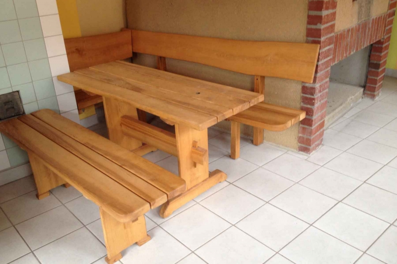Sitzgruppe aus Holz im Garten – Übersicht