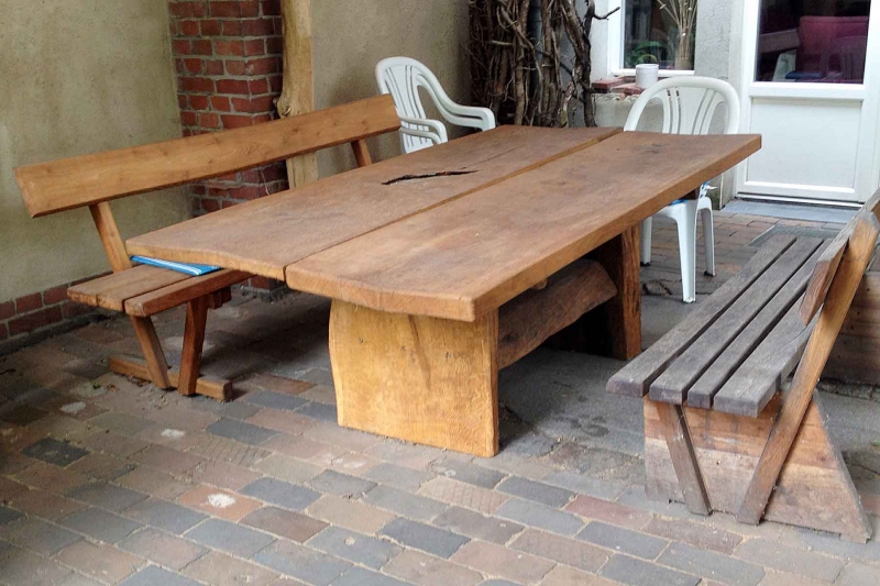Sitzgruppe aus Holz im Garten – kreative Holzgestaltung