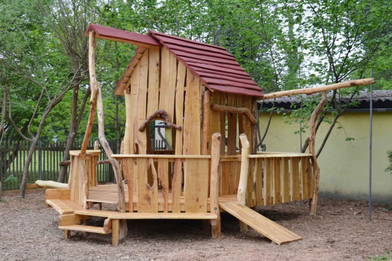 Spielgerät aus Holz im Garten