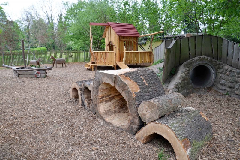 Spielanlage aus Holz – Gesamtansicht