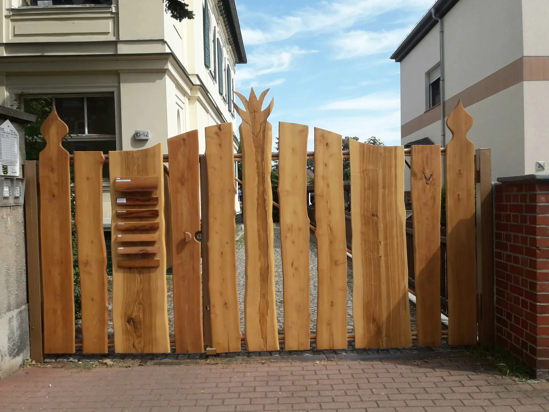 Geschnitztes Hoftor aus Holz in Pegau
