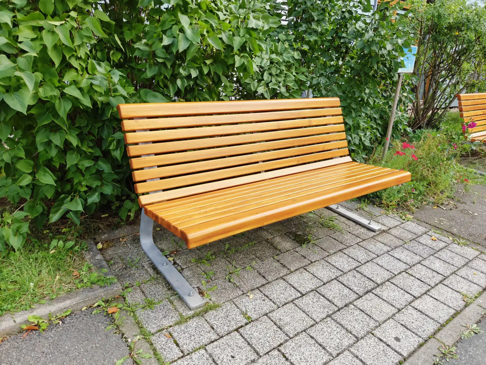 Holzbank im Garten in Pegau – Sitzgruppe