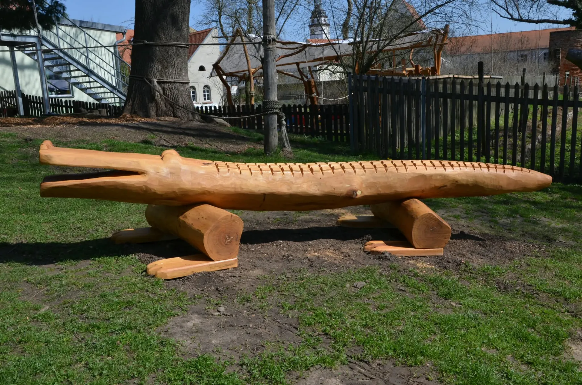 Krokodil-Sitzbank aus Stammholz in Pegau